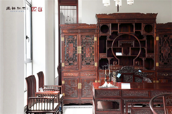 緬甸花梨家具廠家國(guó)祥紅木：教師如匠人，雕琢心靈，筑夢(mèng)未來(lái)